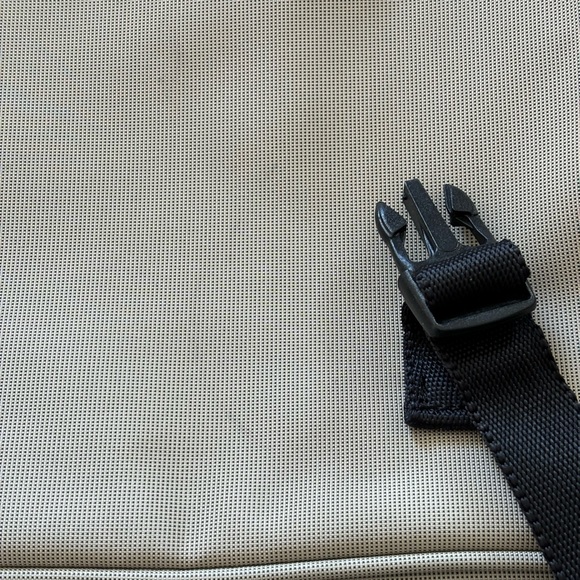 Kenneth Cole Reaction Messenger/Crossbody Bag - Picture 13 of 15